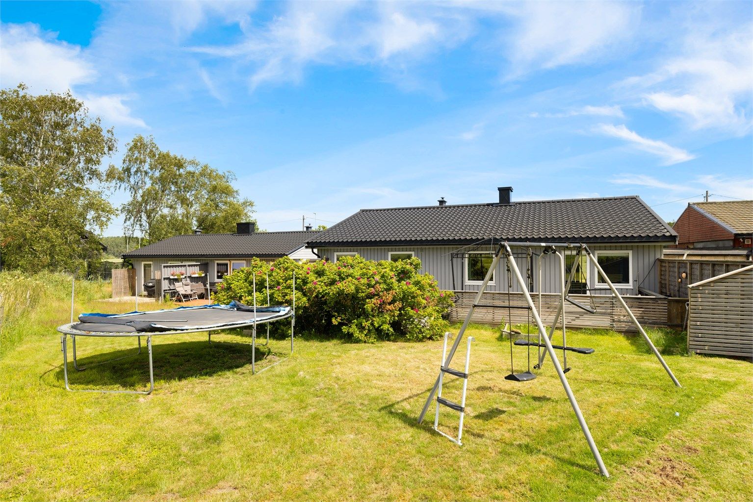 Vestvendt hage med boltreplass for barna. 