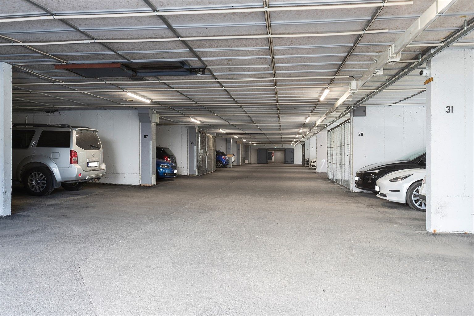Det medfølger en fast garasjeplass i felles garasjeanlegg, merket med nr. 31. Plassen er utstyrt med elbillader.