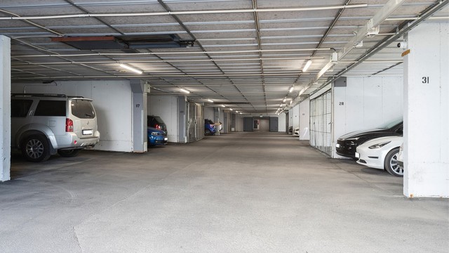 Det medfølger en fast garasjeplass i felles garasjeanlegg, merket med nr. 31. Plassen er utstyrt med elbillader.