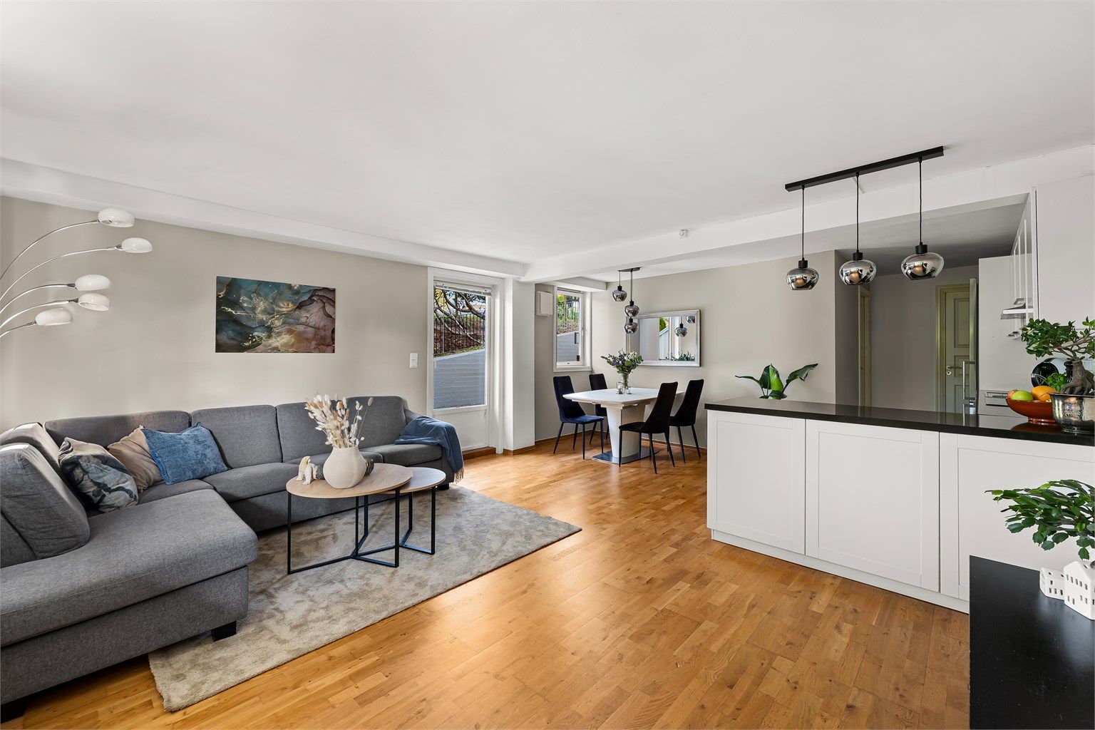 Stuen er et lyst og innbydende oppholdsrom, med åpen løsning mot kjøkkenet.