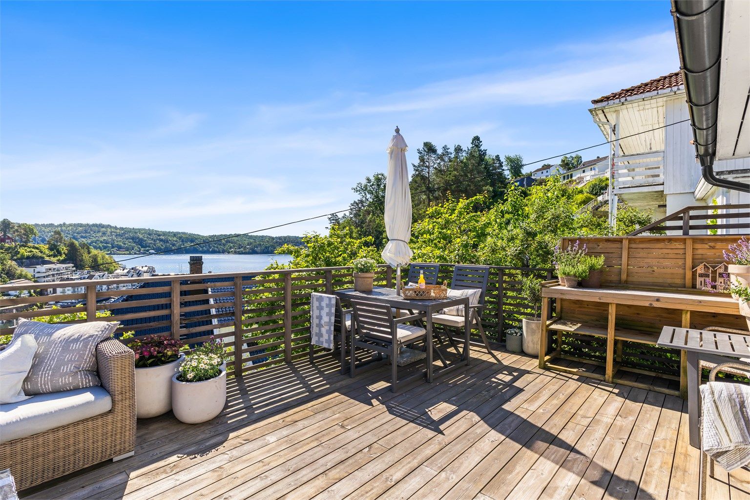 Den nye verandaen på 26 m² ble bygget i 2020 og har utsikt over havna/innseilingen til Tvedestrand.
Foto: Sørvær Media
