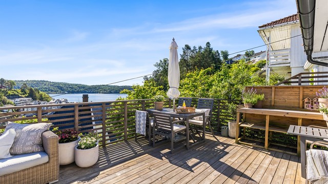 Den nye verandaen på 26 m² ble bygget i 2020 og har utsikt over havna/innseilingen til Tvedestrand.
Foto: Sørvær Media
