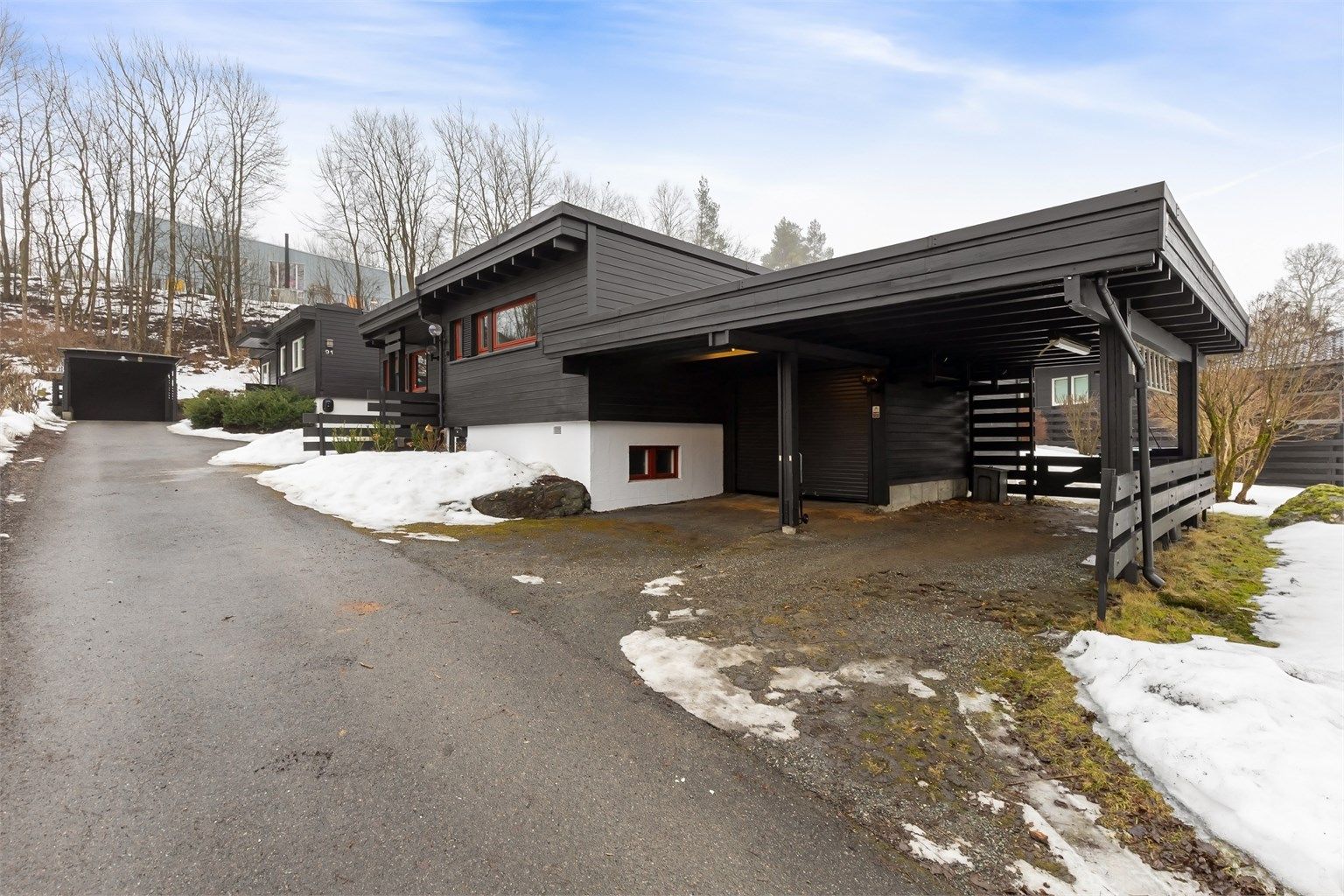 Boligen har alt på ett plan + stor kjeller og solrike uteplasser.