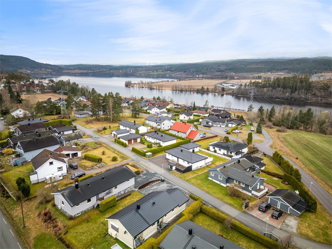Meget kort vei ned til Fiskumvannet med flotte bade-, fiske og turmuligheter