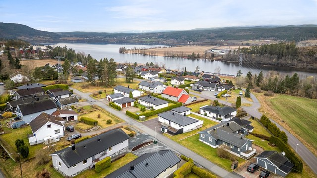 Meget kort vei ned til Fiskumvannet med flotte bade-, fiske og turmuligheter