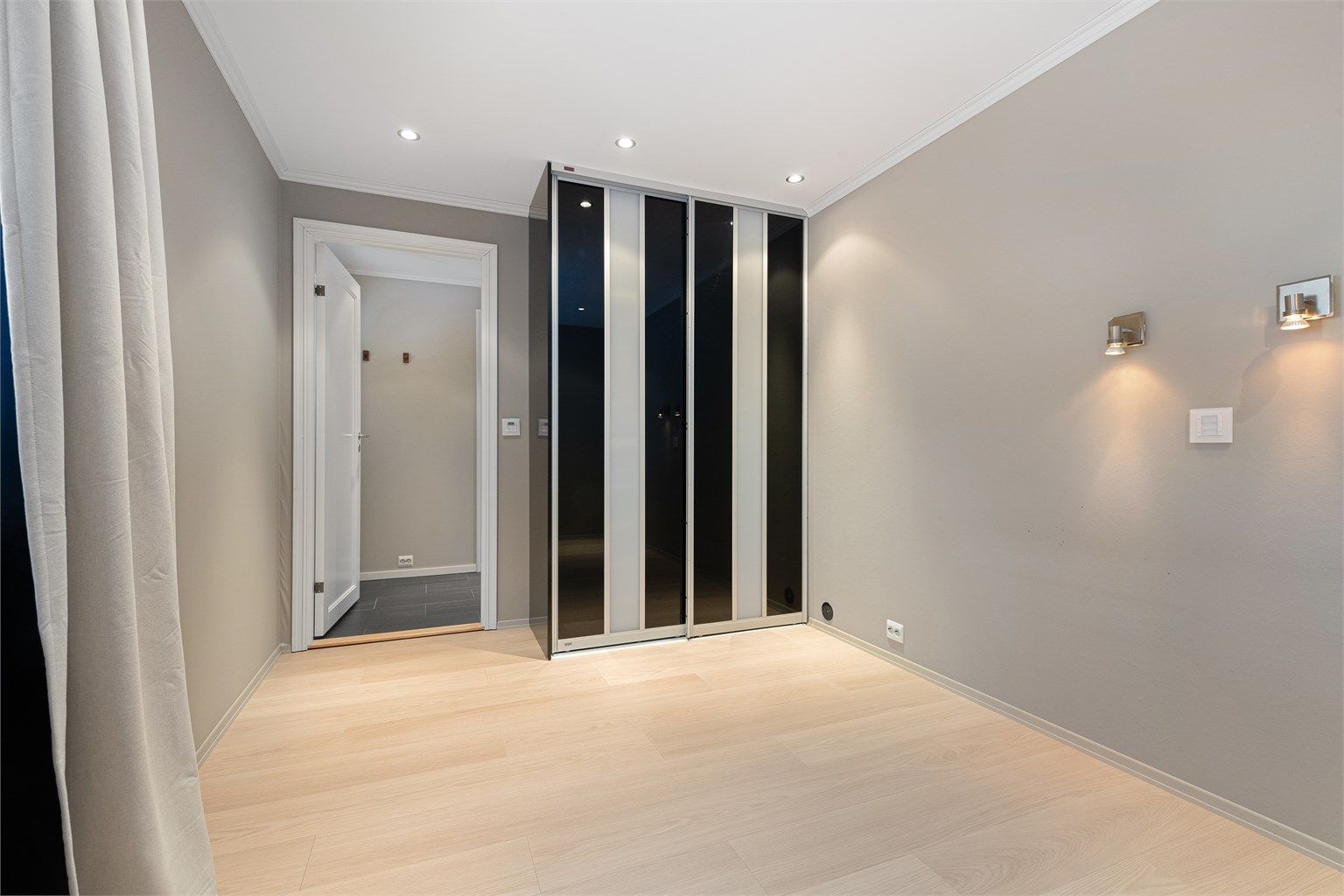 Skyvedørsgarderobe på hovedsoverom