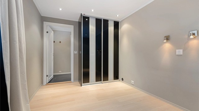 Skyvedørsgarderobe på hovedsoverom