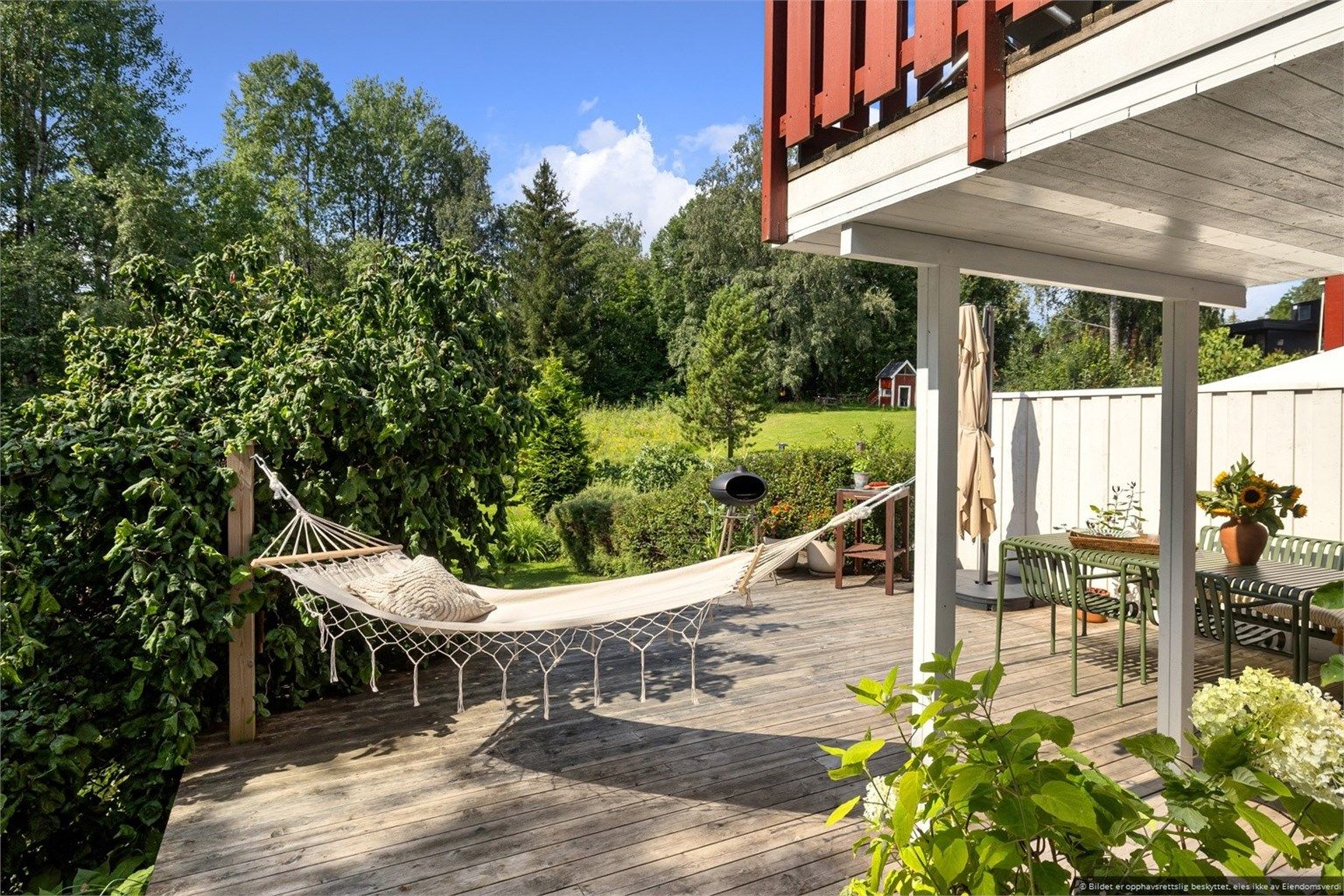 Solrik terrasse med god plass til hyggelig utemøblement.