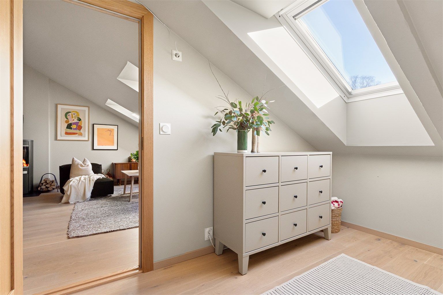 Også her gir de sjarmerende takvinduene en helt spesiell stemning til rommet