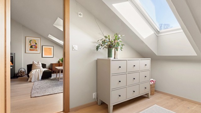 Også her gir de sjarmerende takvinduene en helt spesiell stemning til rommet