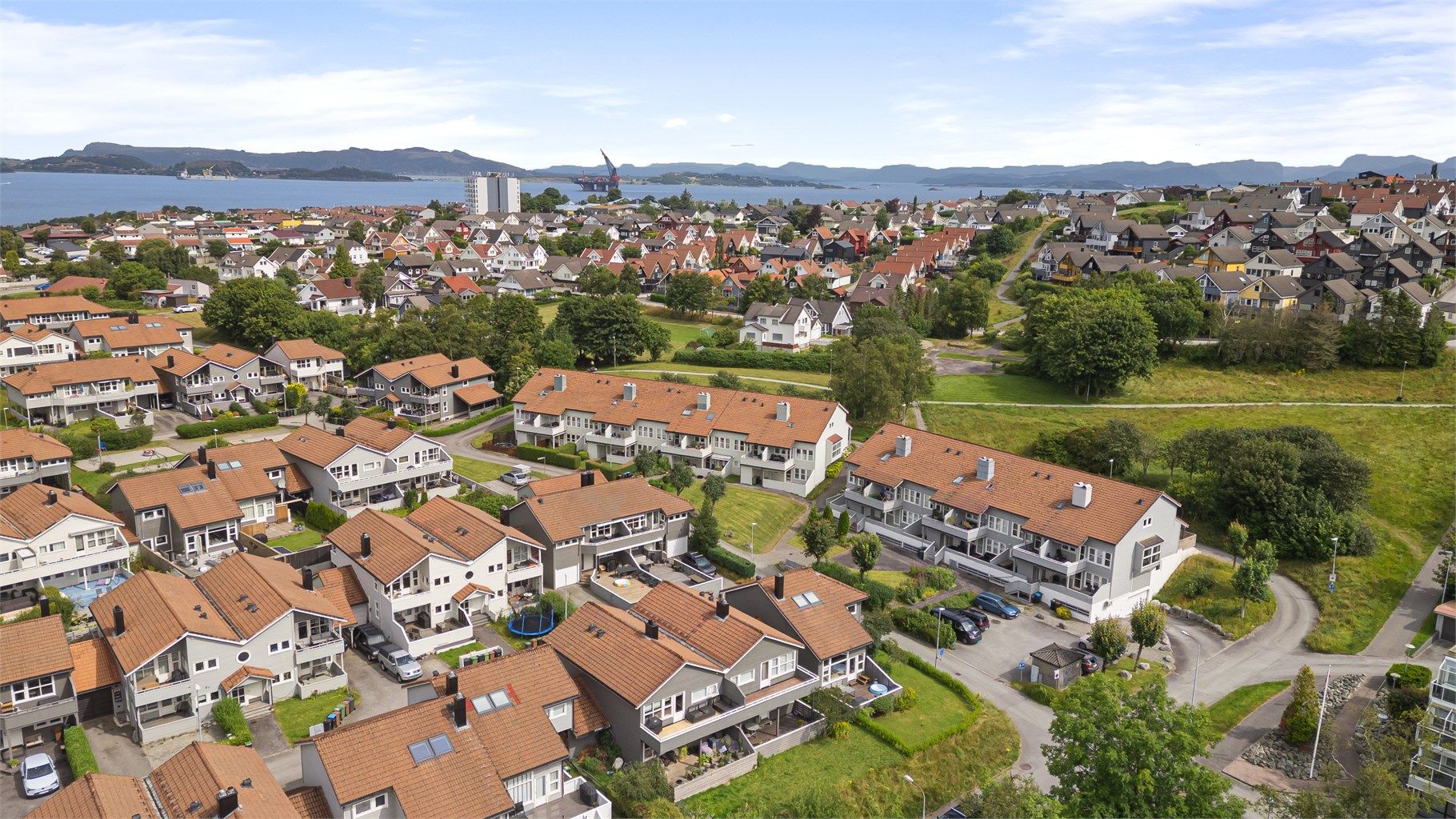 Skoler, barnehager og idrettsanlegg er også like i nabolaget og det er kun en kort kjøretur til Stavanger sentrum. 