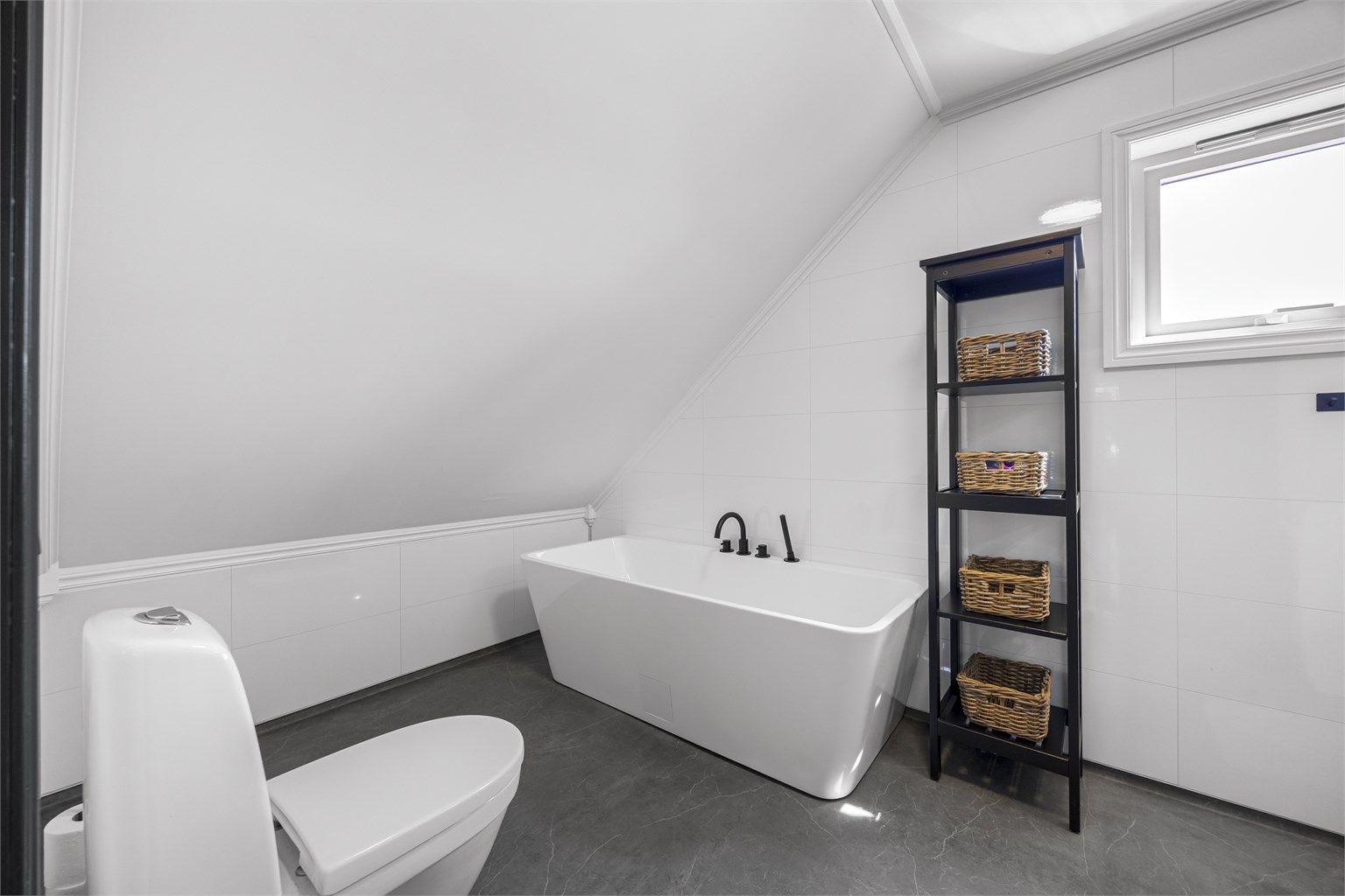 Badet på loftet er innredet med et frittstående badekar. Rommet ble pusset opp i nyere tid.