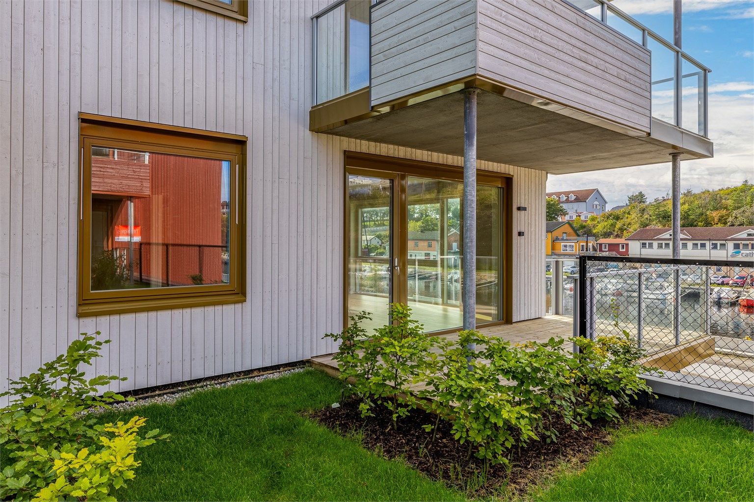 Terrasse med fin ettermiddags/kveldssol.