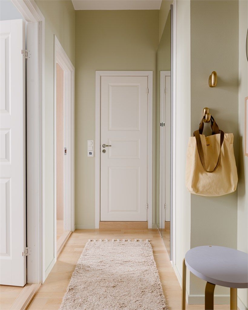 En langstrakt og nymalt entré binder alle leilighetens rom sammen og har plass til både faste håndtrykk og lidenskapelige kyss.