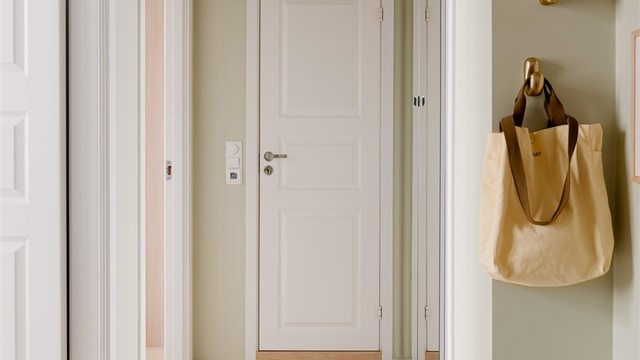 En langstrakt og nymalt entré binder alle leilighetens rom sammen og har plass til både faste håndtrykk og lidenskapelige kyss.