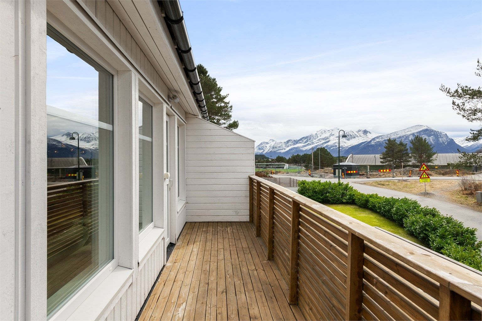 Fra uteplassene er det utsyn mot Blindheim idrettspark, som ligger i gangavstand fra boligen.