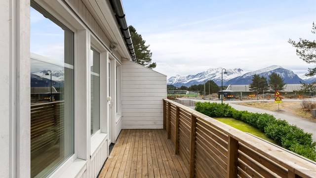 Fra uteplassene er det utsyn mot Blindheim idrettspark, som ligger i gangavstand fra boligen.