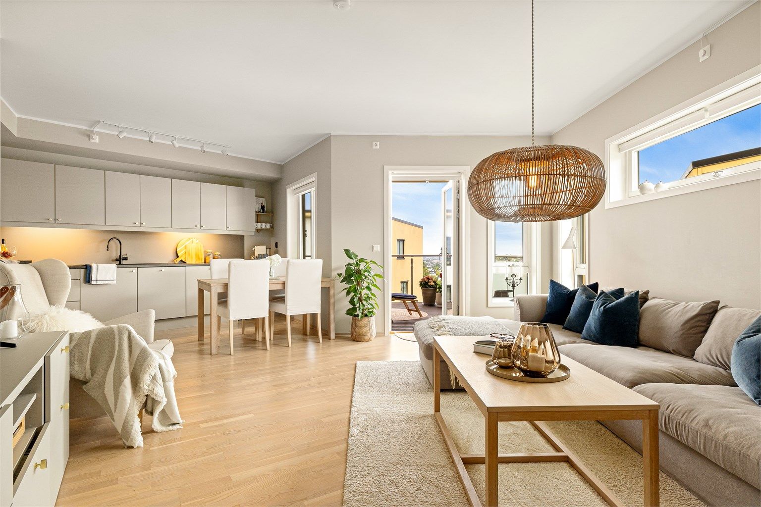 Velkommen inn. En åpen og sosial leilighet med lyse overflater, parkett på gulvet og balansert ventilasjon.