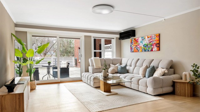 Amalie Barseth v/Krogsveen Eiendom ønsker velkommen til Storhaugveien 16E! Foto: Kristine Tofte