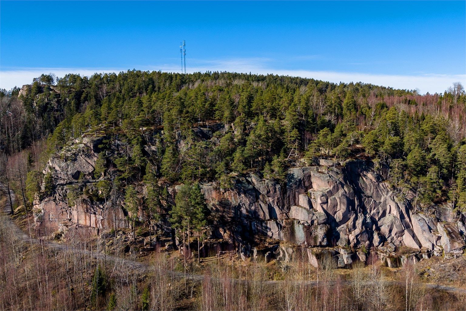 Fra huset er det opparbeidet grusvei som tar deg til Ovnerud og Spikkestad. Perfekt for ungdommen dersom man skulle ønske å feks. sykle til til ungdomsskolen/venner
