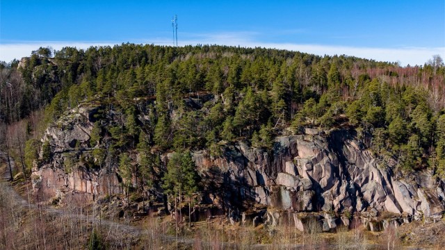Fra huset er det opparbeidet grusvei som tar deg til Ovnerud og Spikkestad. Perfekt for ungdommen dersom man skulle ønske å feks. sykle til til ungdomsskolen/venner