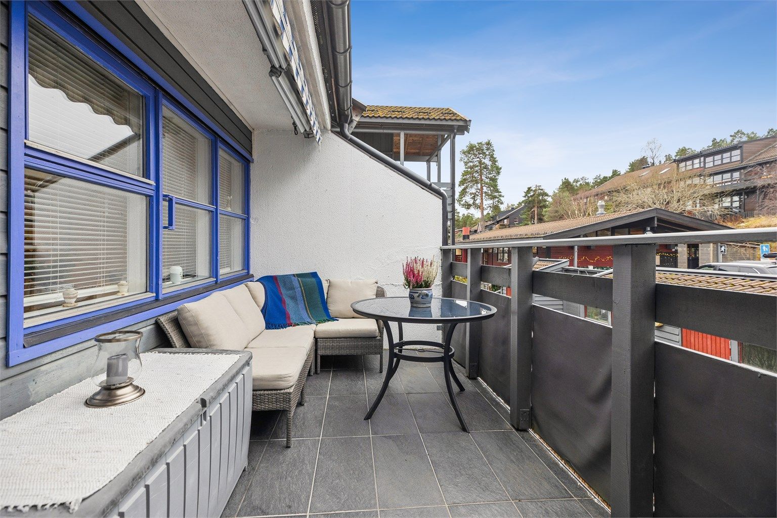 Balkongen er et herlig sted å nyte solfylte dager og svale kvelder i hyggelige omgivelser.