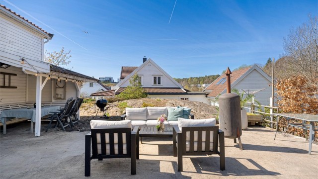 Terrassen bak huset ved inngangspartiet.