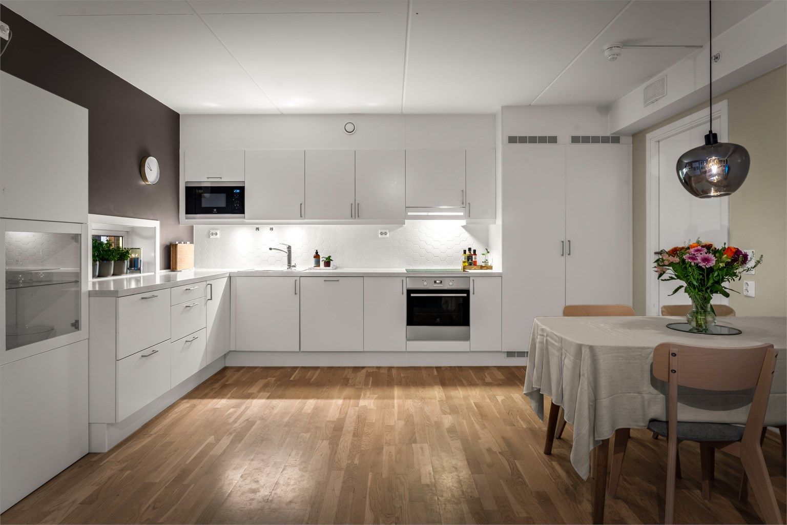 Den åpne stue- og kjøkkenløsningen skaper gode sosiale soner i boligen.