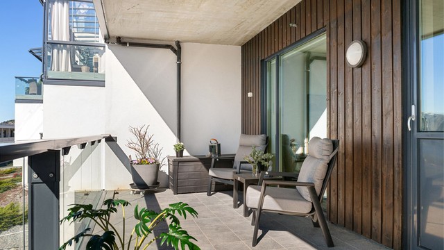 Balkongen har god plass til både spisebord og en egen loungegruppe