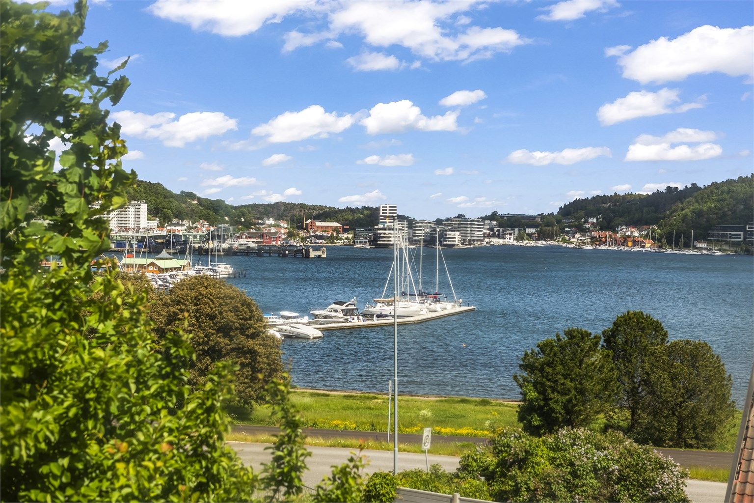 Utsikt fra eiendommen mot småbåthavnen og Sandefjordsfjorden er en av eiendommens fremste kvaliteter.