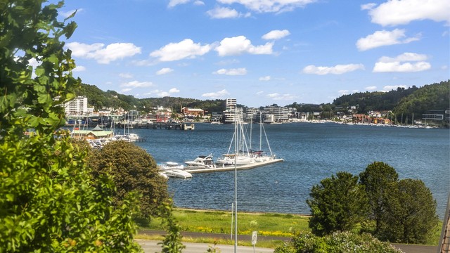 Utsikt fra eiendommen mot småbåthavnen og Sandefjordsfjorden er en av eiendommens fremste kvaliteter.
