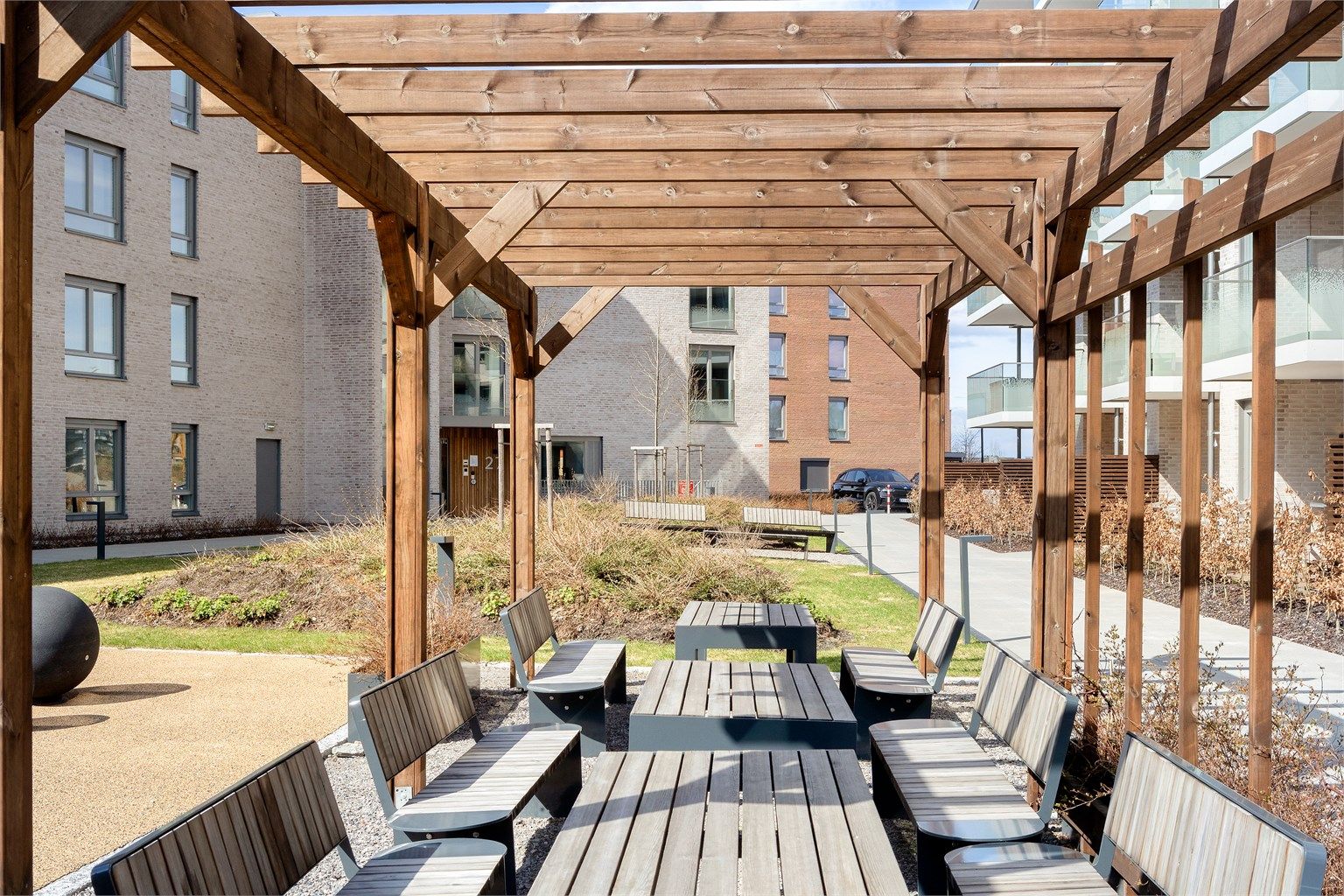 Sameiet har en stor, felles hage med blant annet parsellhager, bocciabane og hyggelige sittegrupper.