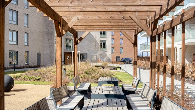 Sameiet har en stor, felles hage med blant annet parsellhager, bocciabane og hyggelige sittegrupper.