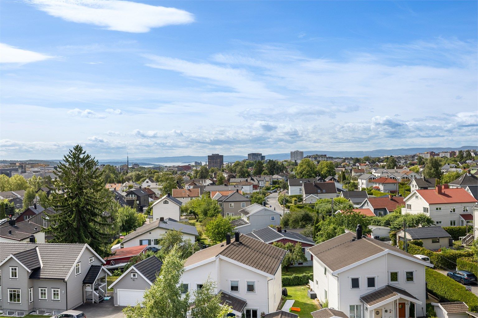 Fra takterrassene kan du nyte en flott utsikt over nærområdet og videre mot Oslofjorden.