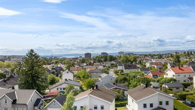 Fra takterrassene kan du nyte en flott utsikt over nærområdet og videre mot Oslofjorden.