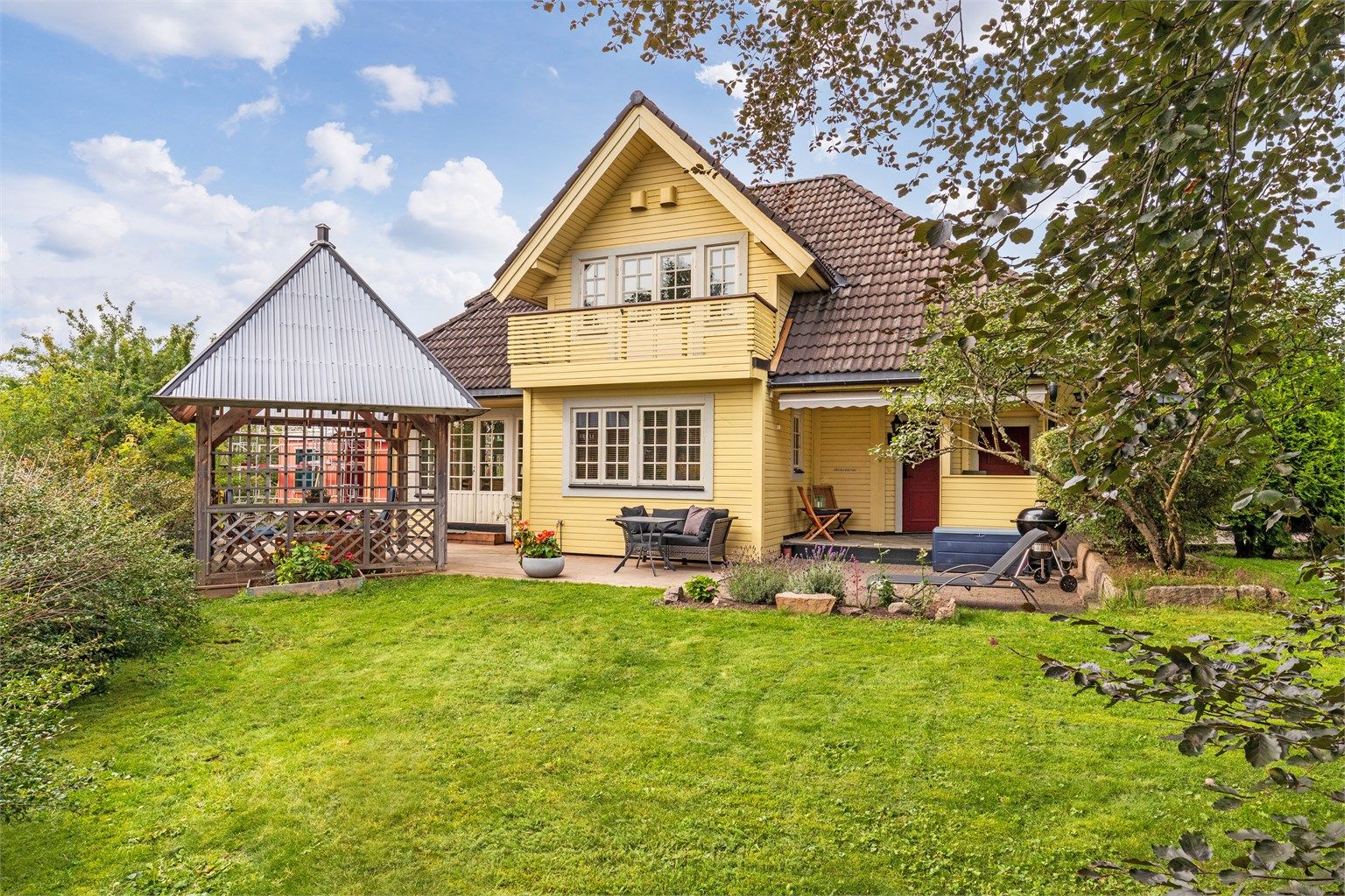 Velkommen til Fagerliveien 12A. En svært innholdsrik enebolig tegnet av arkitekt Lorentz Gedde-Dahl. Flott og sentral beliggenhet 