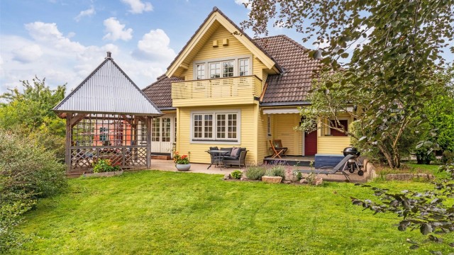 Velkommen til Fagerliveien 12A. En svært innholdsrik enebolig tegnet av arkitekt Lorentz Gedde-Dahl. Flott og sentral beliggenhet