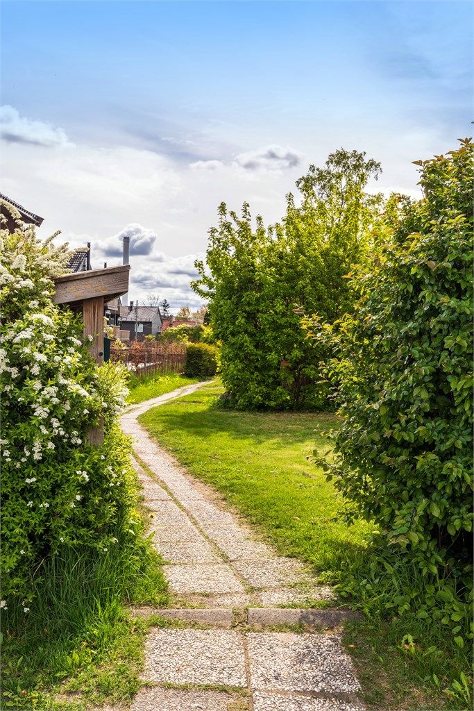 Hellelagt gangsti inn til Midtveien 23A, C og D