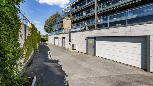 Garasjeanlegget har enkel inn- og utkjøring. Portene har tilknyttet automatikk.