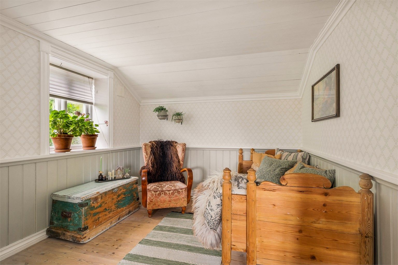 I TV-stua er det brystpanel med tidstypisk tapet over.