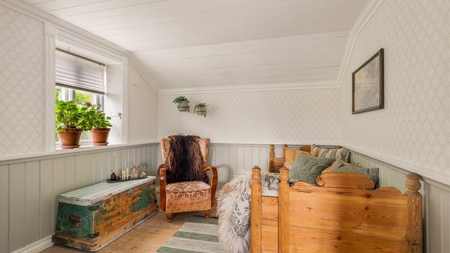 I TV-stua er det brystpanel med tidstypisk tapet over.