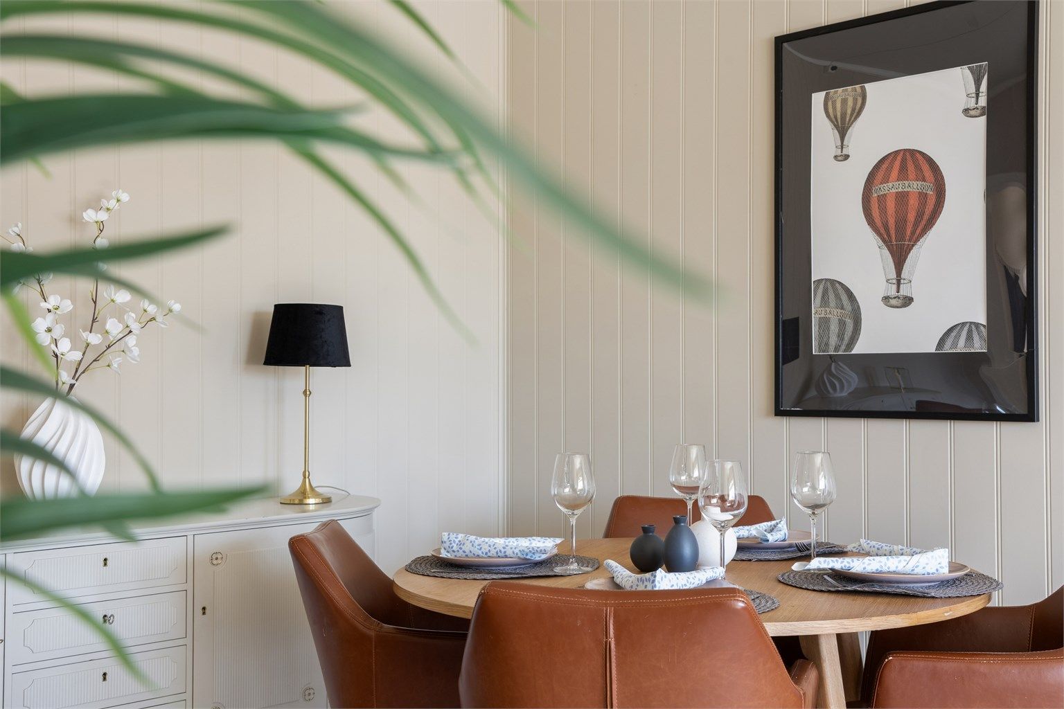 Stuen er romslig og har plass til både sofagruppe og spiseplass.