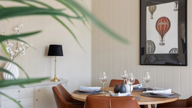 Stuen er romslig og har plass til både sofagruppe og spiseplass.