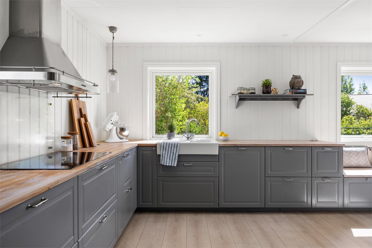 Kjøkkeninnredningen er fra Ikea, typen Bodbyn, fra 2017