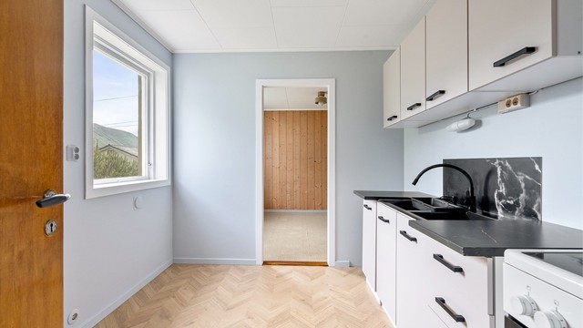 Underetasjen har et eget kjøkken, også dette fra 2026, med laminatgulv og malte vegger.
(rommet er ikke bruksendret og omsøkt)