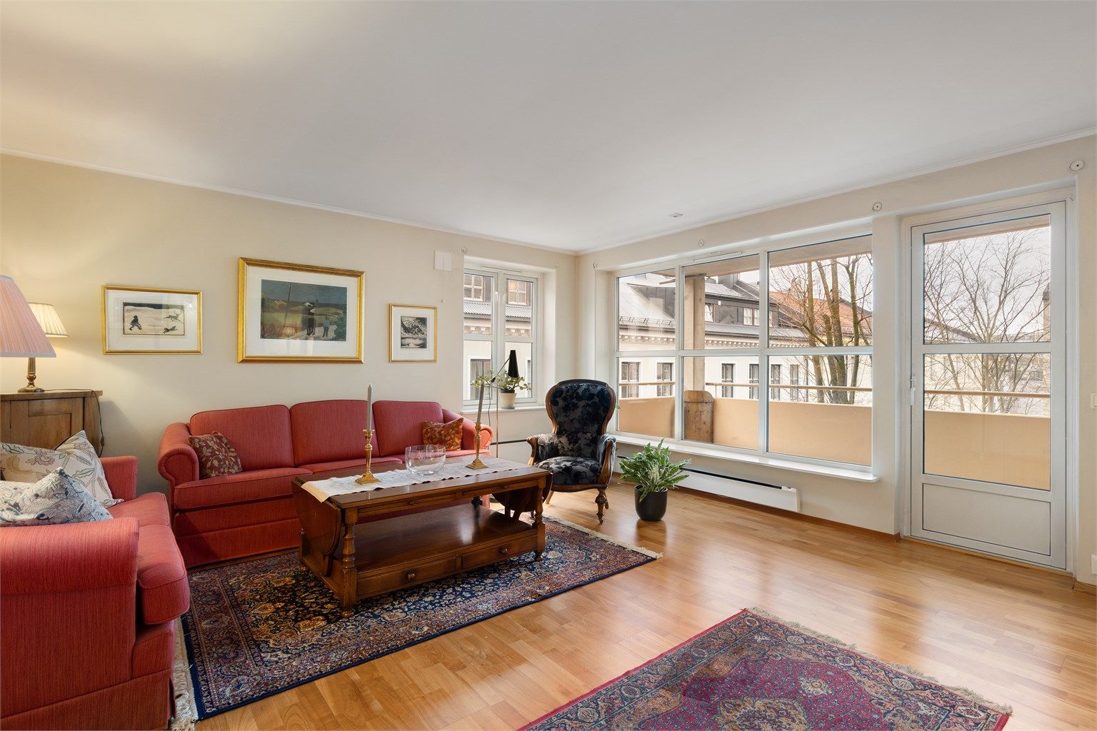 Lys stue med store vindusflater som gir godt med naturlig lys inn i rommet