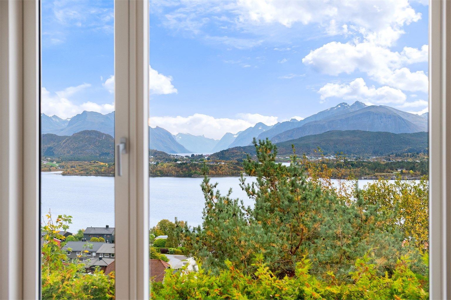 Utsikt mot Borgundfjorden og fjellene på Sunnmøre.