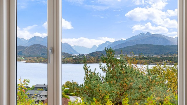 Utsikt mot Borgundfjorden og fjellene på Sunnmøre.