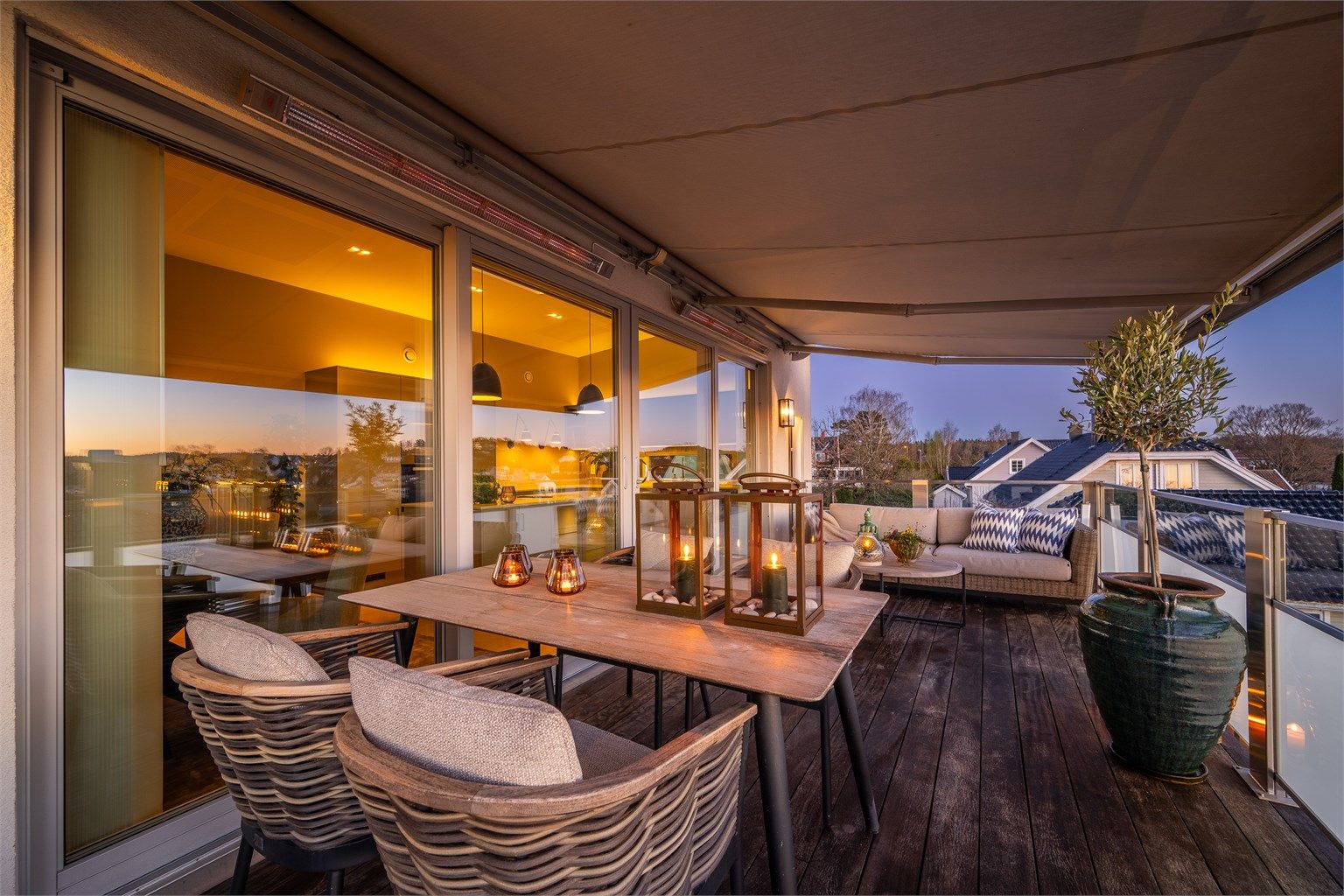 Balkongen strekker seg langs store deler av fasaden i andre etasje.