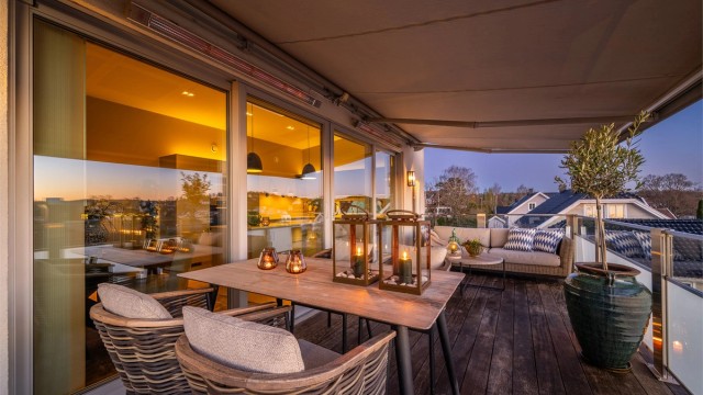 Balkongen strekker seg langs store deler av fasaden i andre etasje.